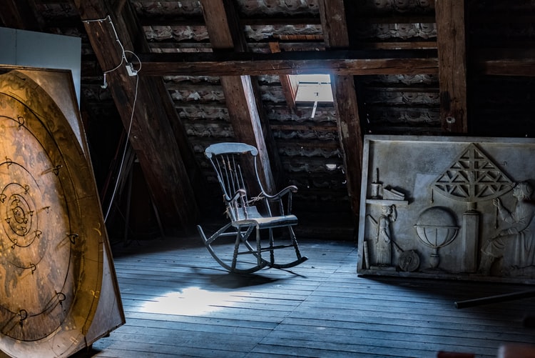 6 Expert tips to Identify Antique Wooden Furniture Easily