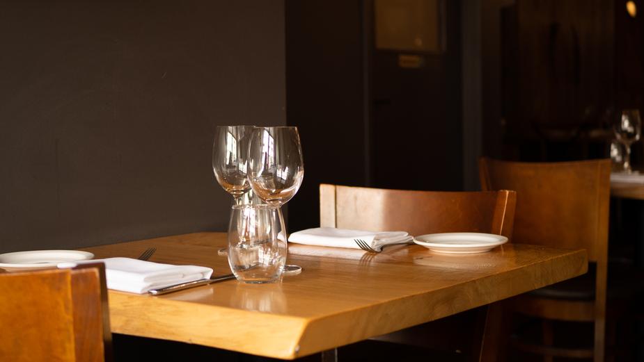 5 Interesting Ideas to Use an Angle Vintage Dining Table