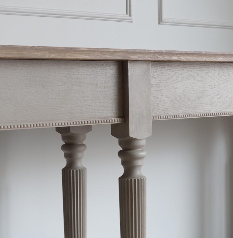 Classic Wooden Console Table with Fluted Columns and Lower Shelf Console Table