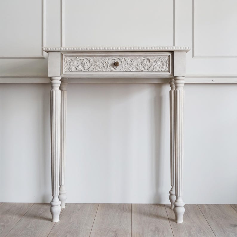 Elegant Console Table with Hand-Carved Drawer and Fluted Columns Console Table