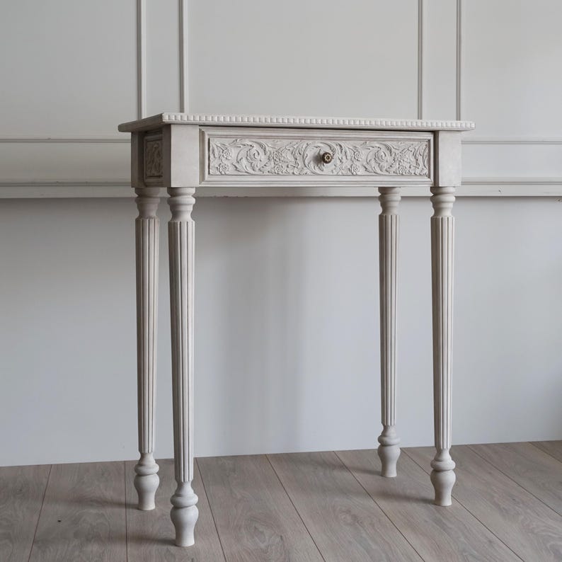 Elegant Console Table with Hand-Carved Drawer and Fluted Columns Console Table