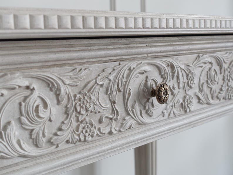 Elegant Console Table with Hand-Carved Drawer and Fluted Columns Console Table