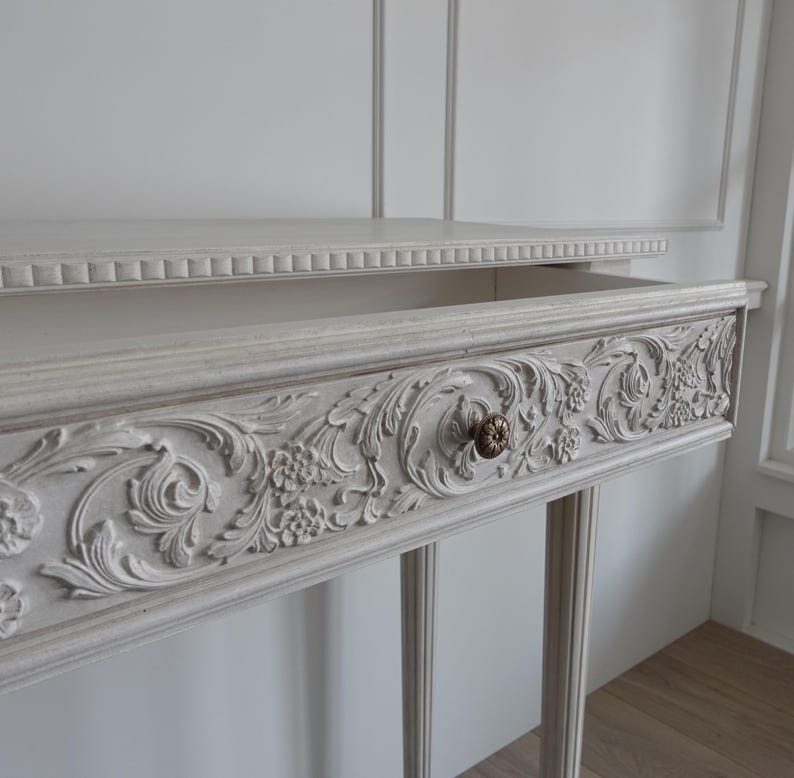 Elegant Console Table with Hand-Carved Drawer and Fluted Columns Console Table
