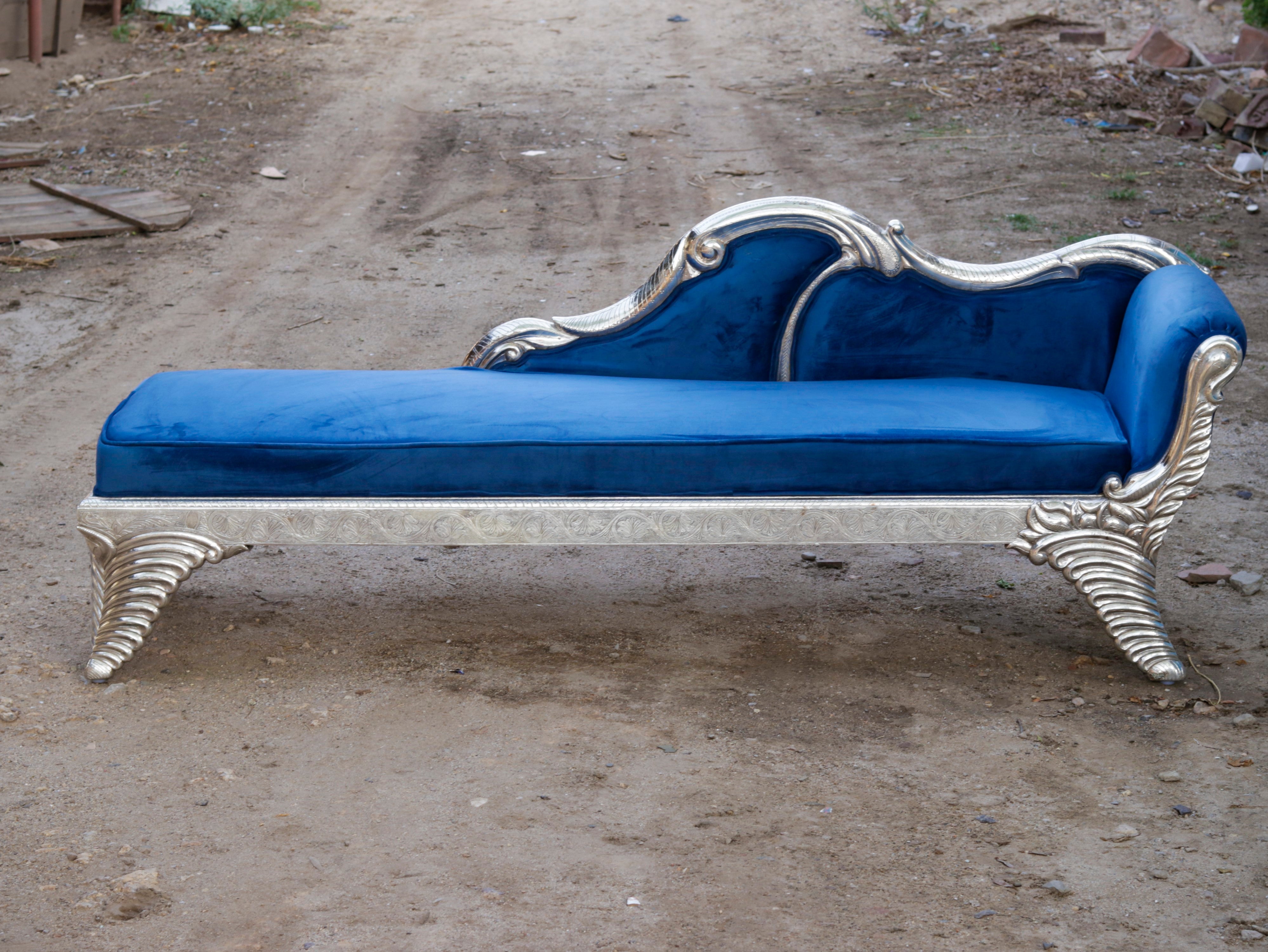 White Metal Fitted Regal royal daybed sofa Silver Finishing Sofa