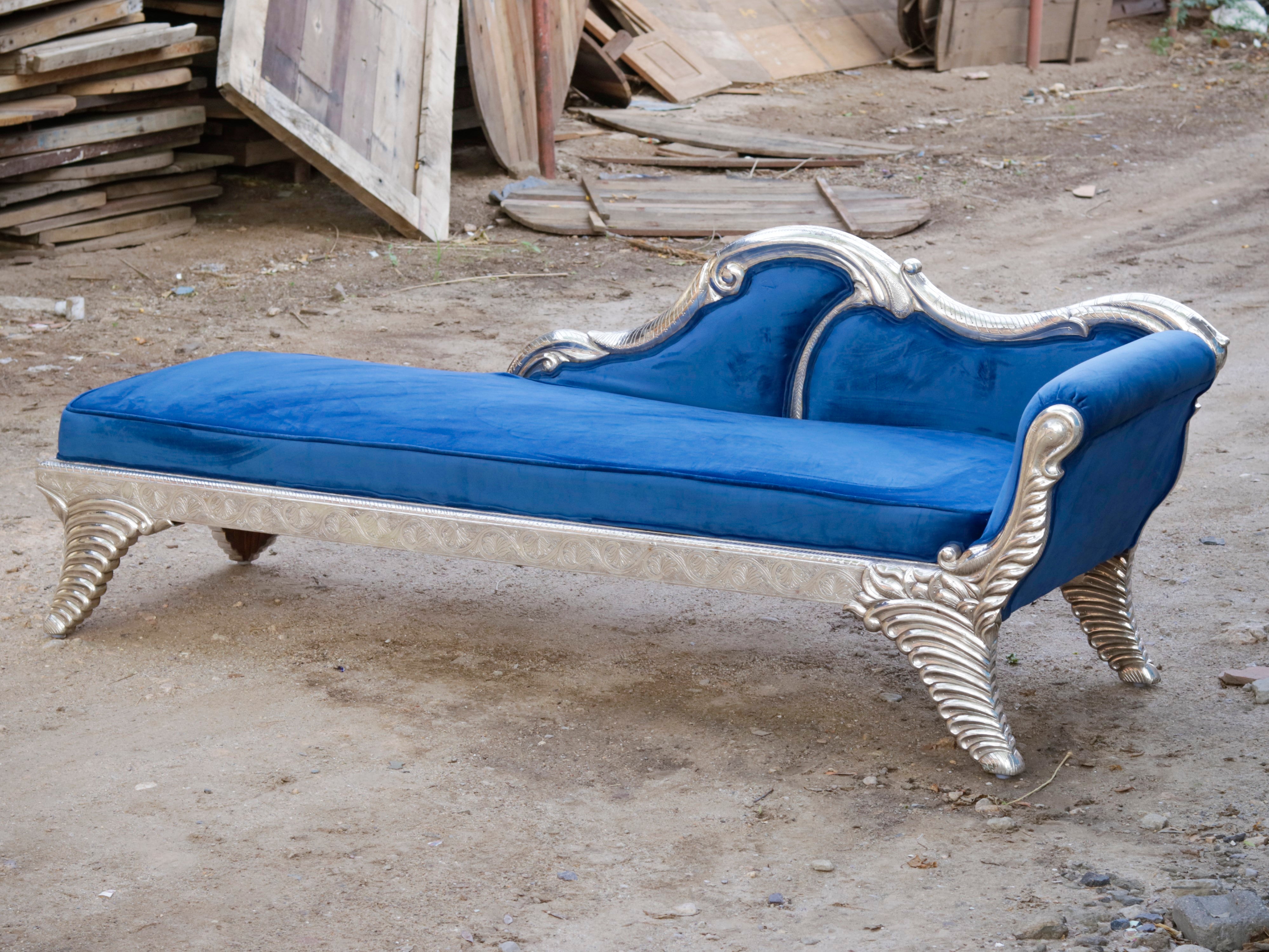 White Metal Fitted Regal royal daybed sofa Silver Finishing Sofa