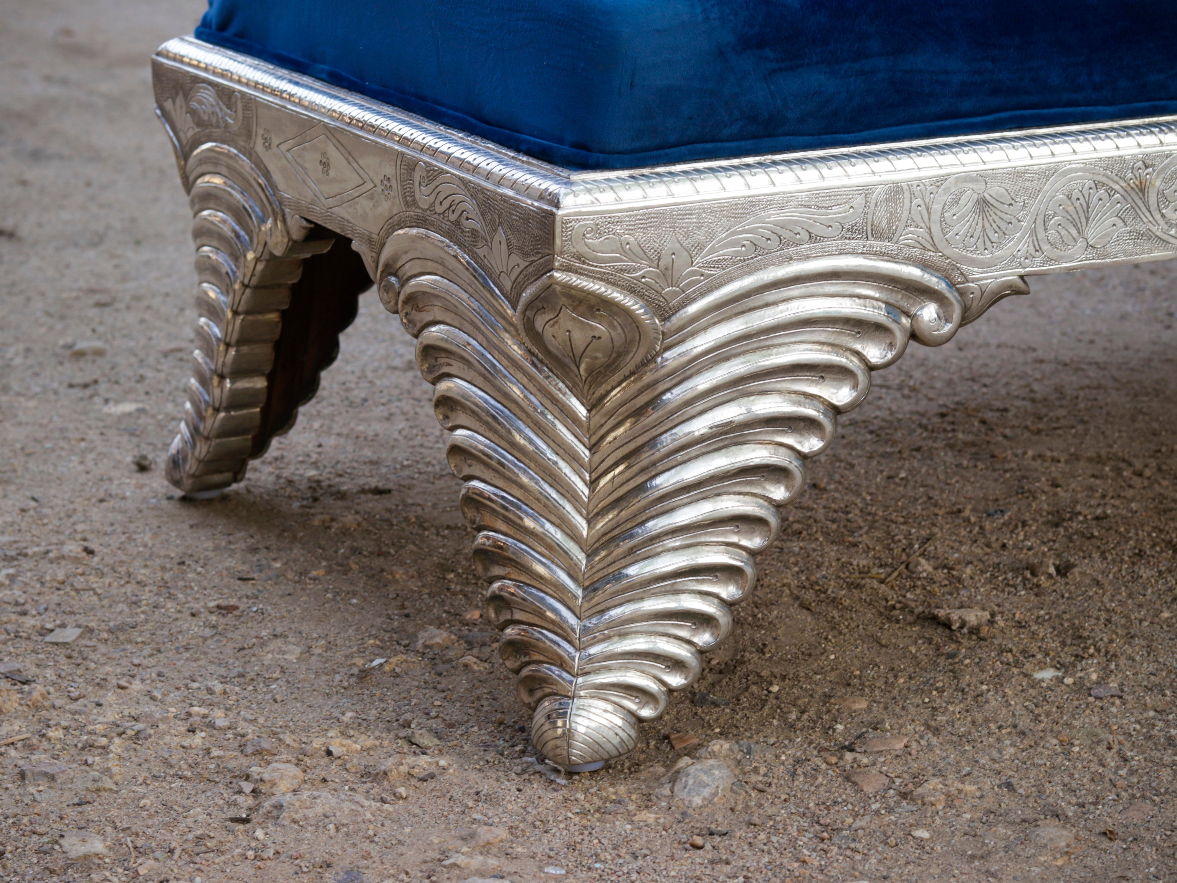 White Metal Fitted Regal royal daybed sofa Silver Finishing Sofa