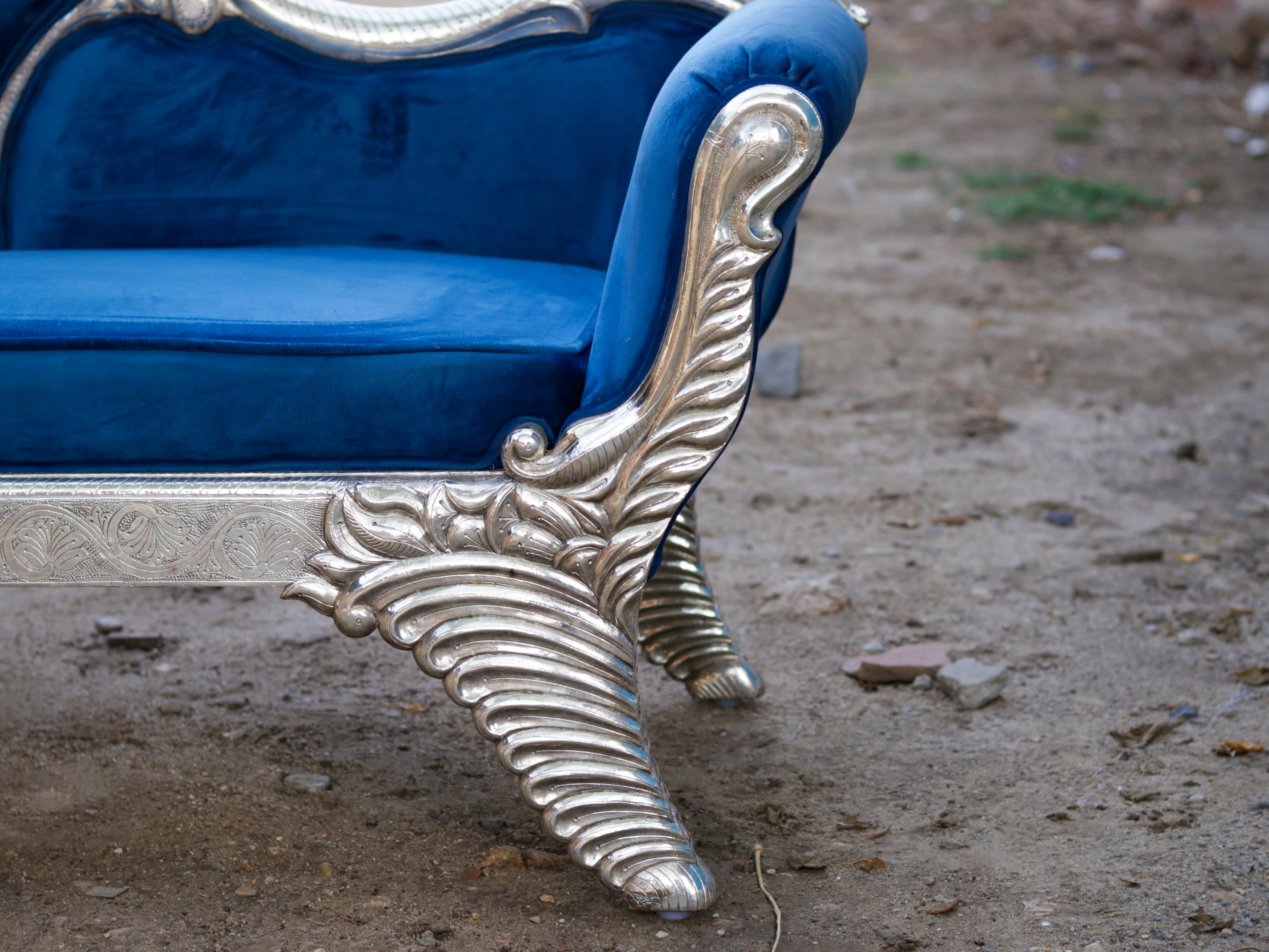 White Metal Fitted Regal royal daybed sofa Silver Finishing Sofa