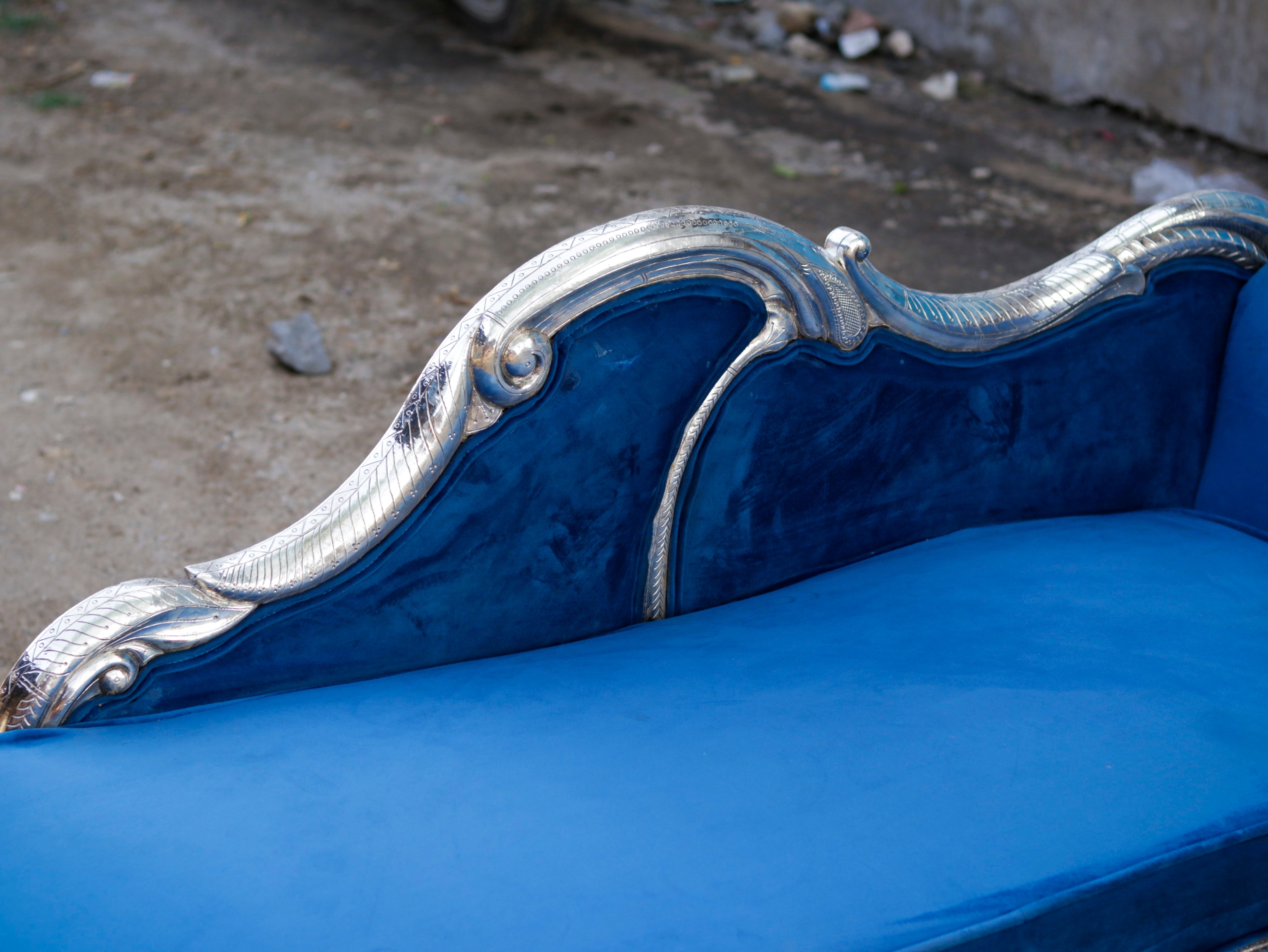 White Metal Fitted Regal royal daybed sofa Silver Finishing Sofa