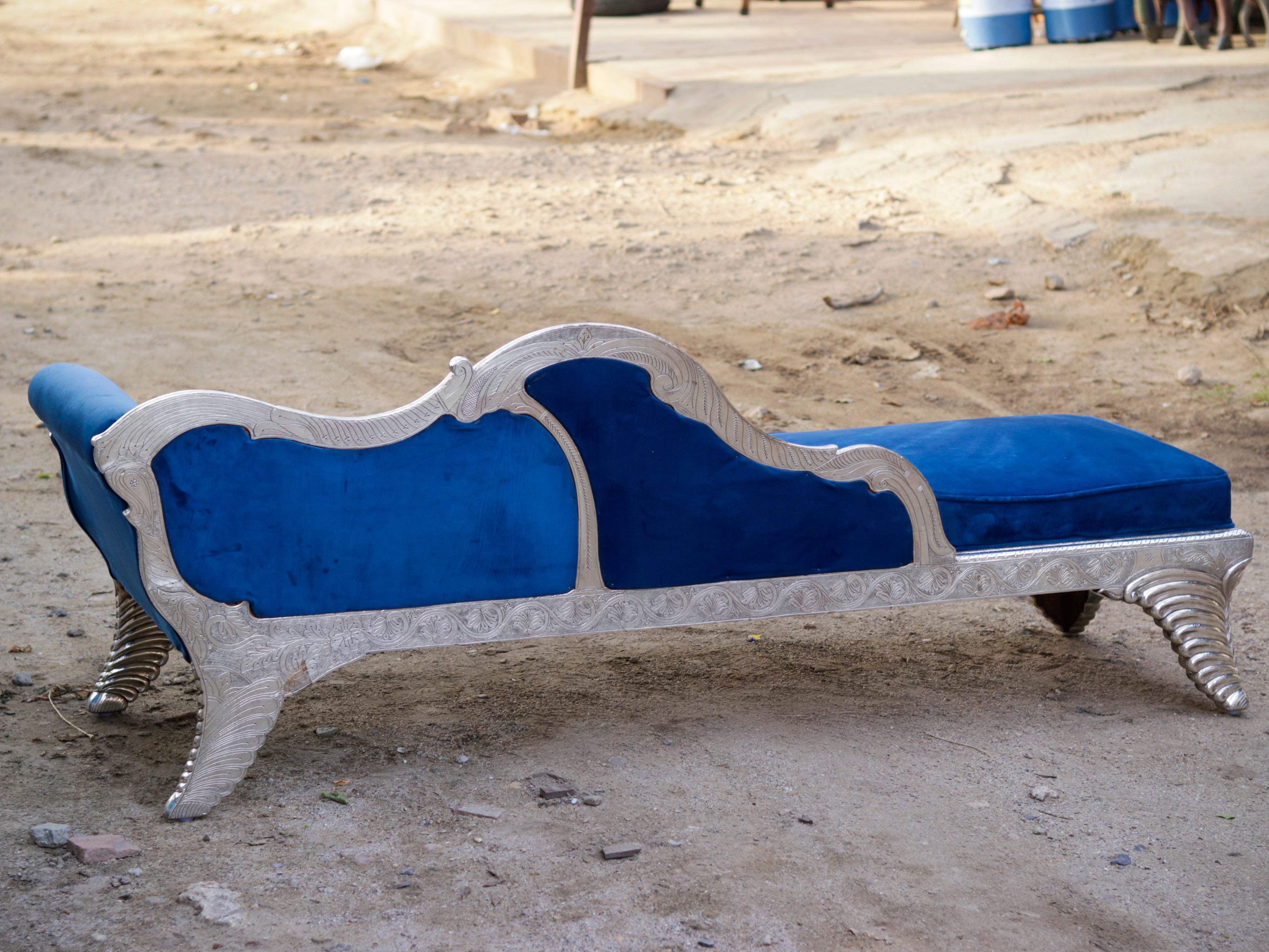 White Metal Fitted Regal royal daybed sofa Silver Finishing Sofa