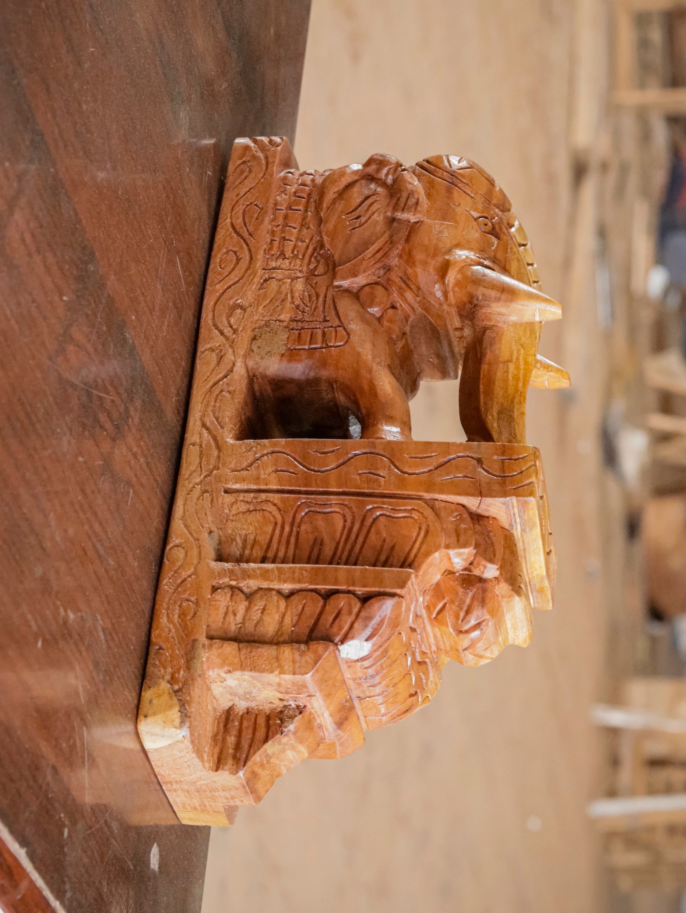 Solid Wood Elephant Compact Door Bracket Door Bracket
