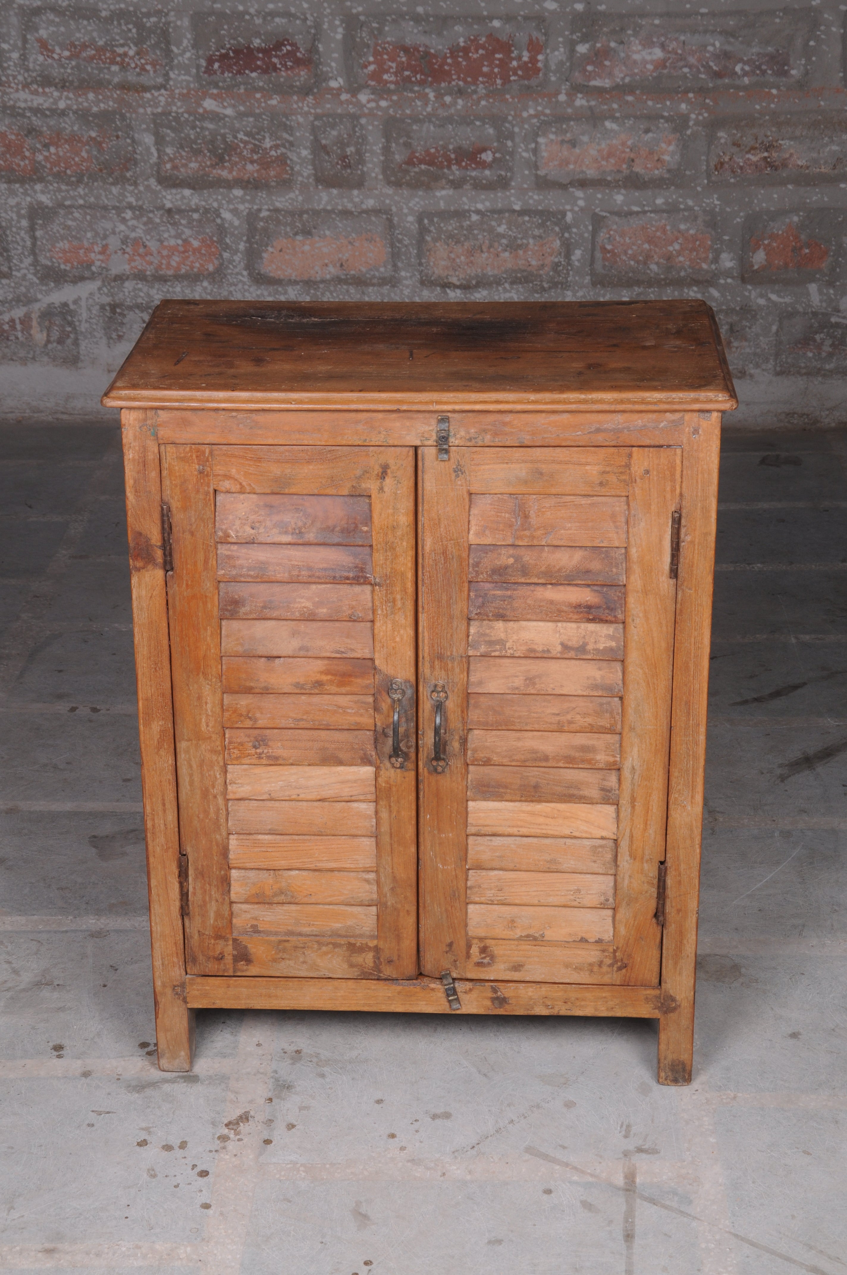 Shanghai Strip Style Double Door Handmade Rustic Wooden Storage Cabinet for Home Cupboard