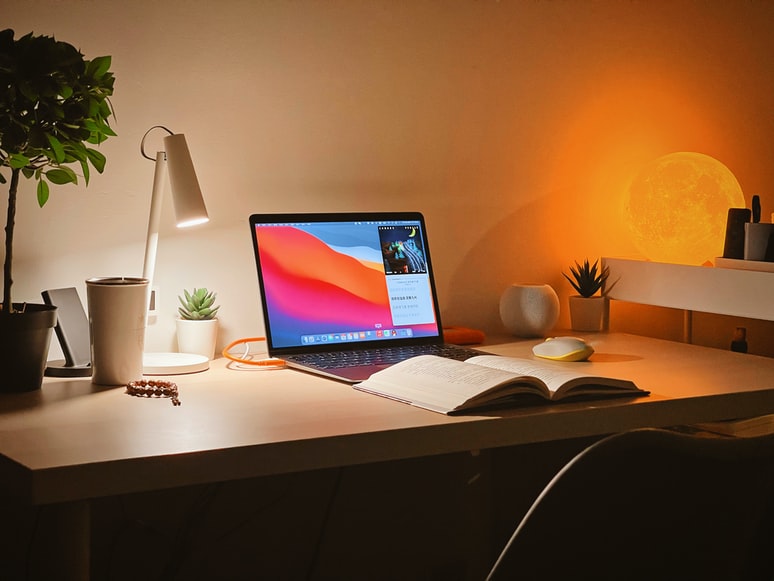How to Pick A Corner Study Table Design For Your Bedroom