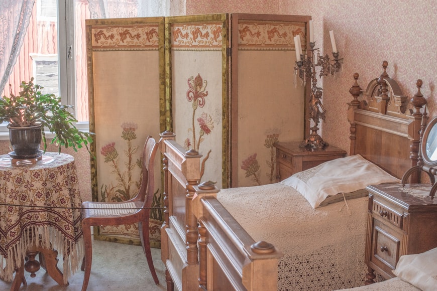 Ideas to Include the Timeless Wooden Diwan in Your Home