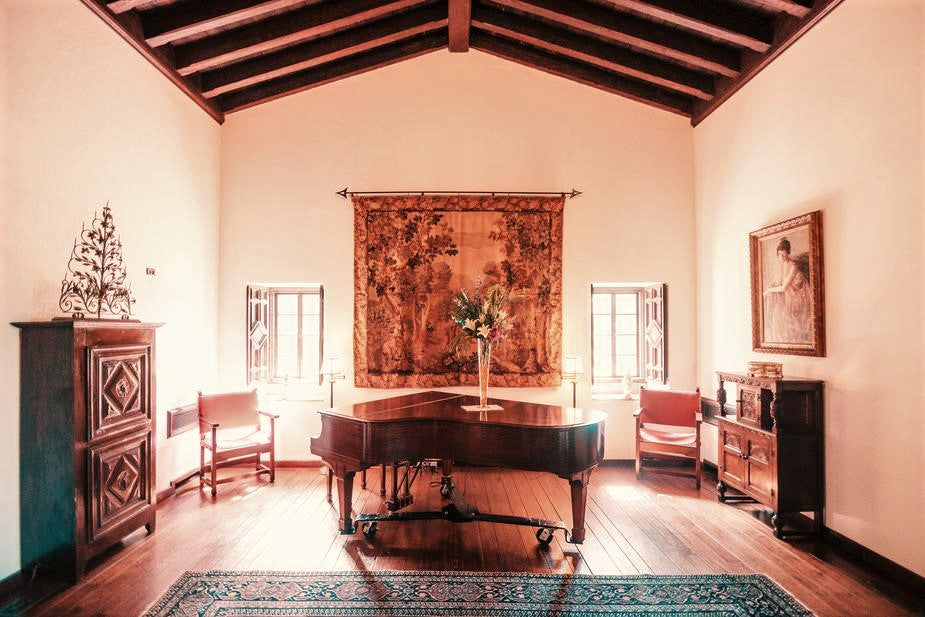 5 Interesting Ways to Make your Living Room Appear Bigger with Wooden Furniture