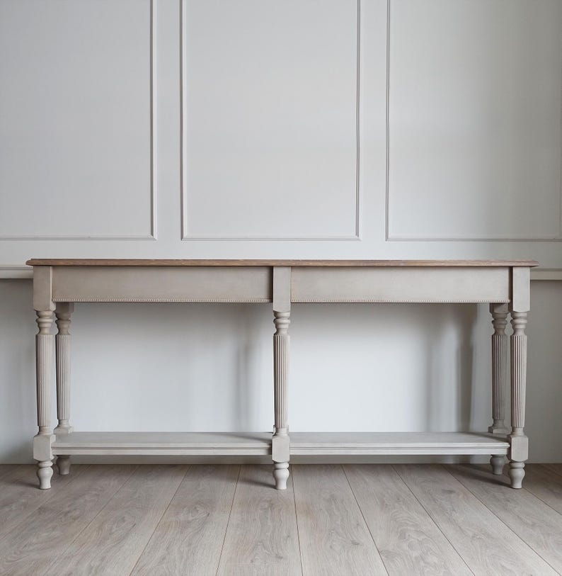 Classic Wooden Console Table with Fluted Columns and Lower Shelf Console Table