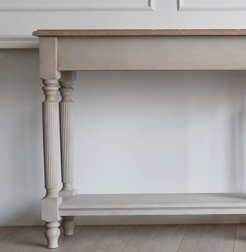 Classic Wooden Console Table with Fluted Columns and Lower Shelf Console Table