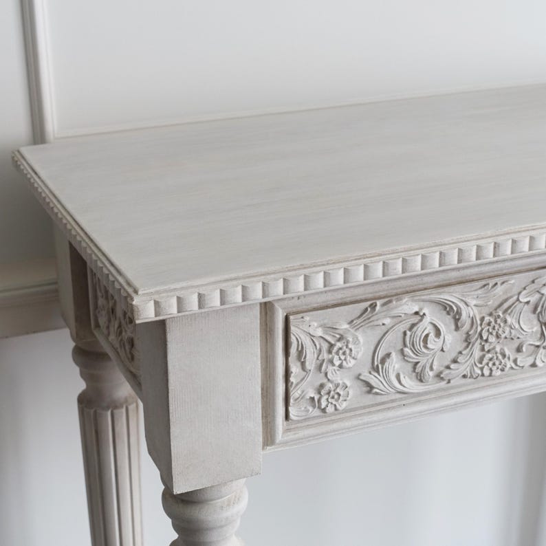 Elegant Console Table with Hand-Carved Drawer and Fluted Columns Console Table