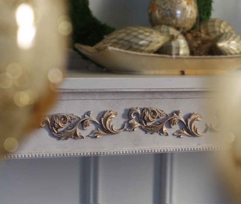 Elegant White Console Table with Hand-Carved Floral Details and Fluted Columns Console Table