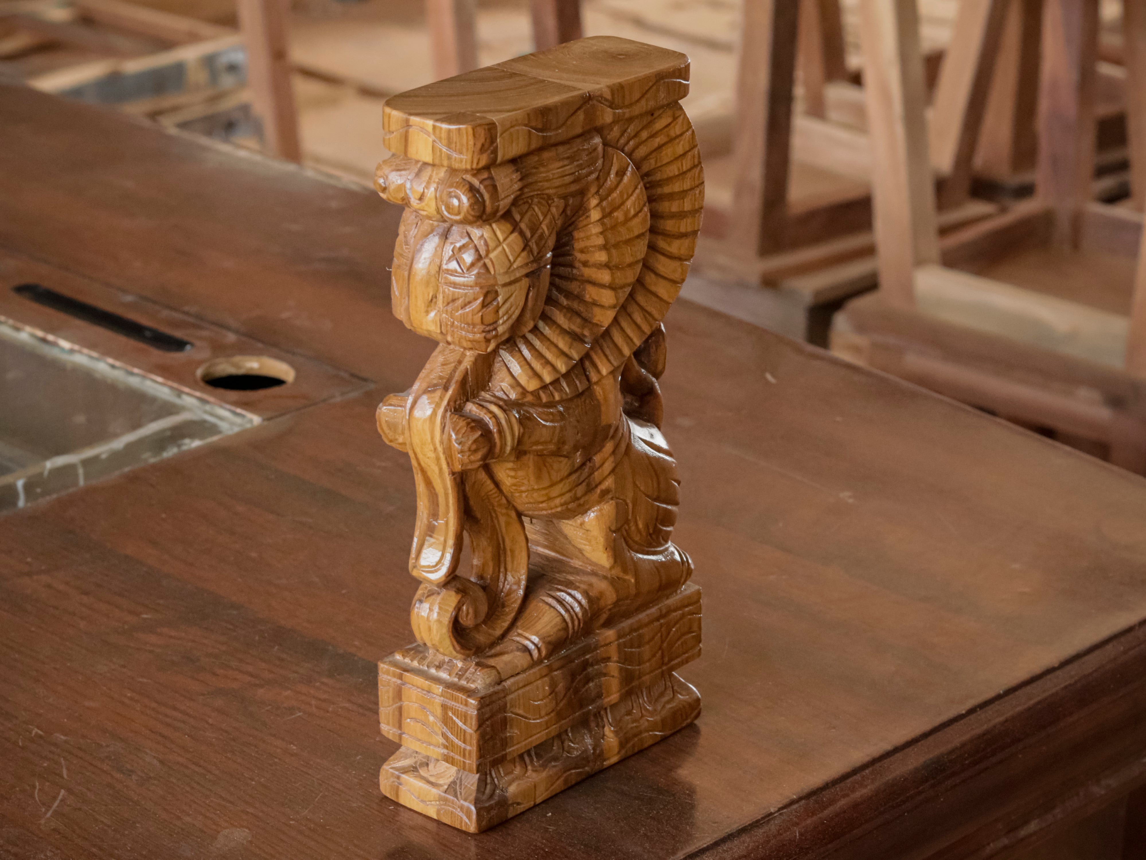 Wooden Majestic Yali Door Bracket Door Bracket