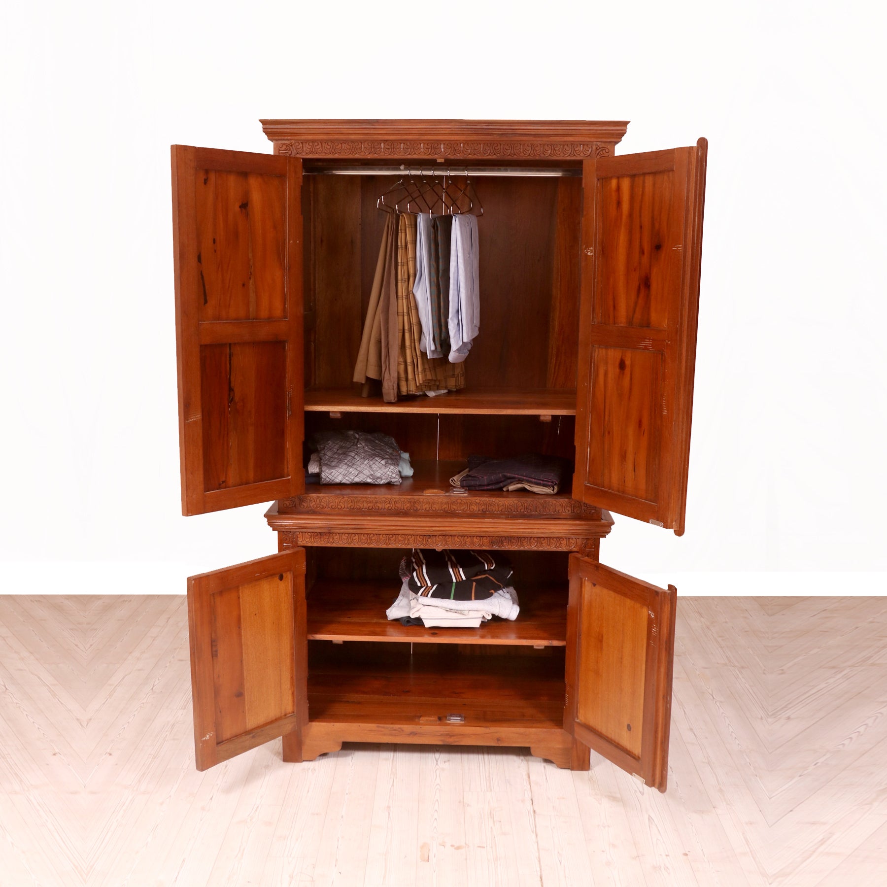 Traditional Hand-Carved Wooden Wardrobe Wardrobe