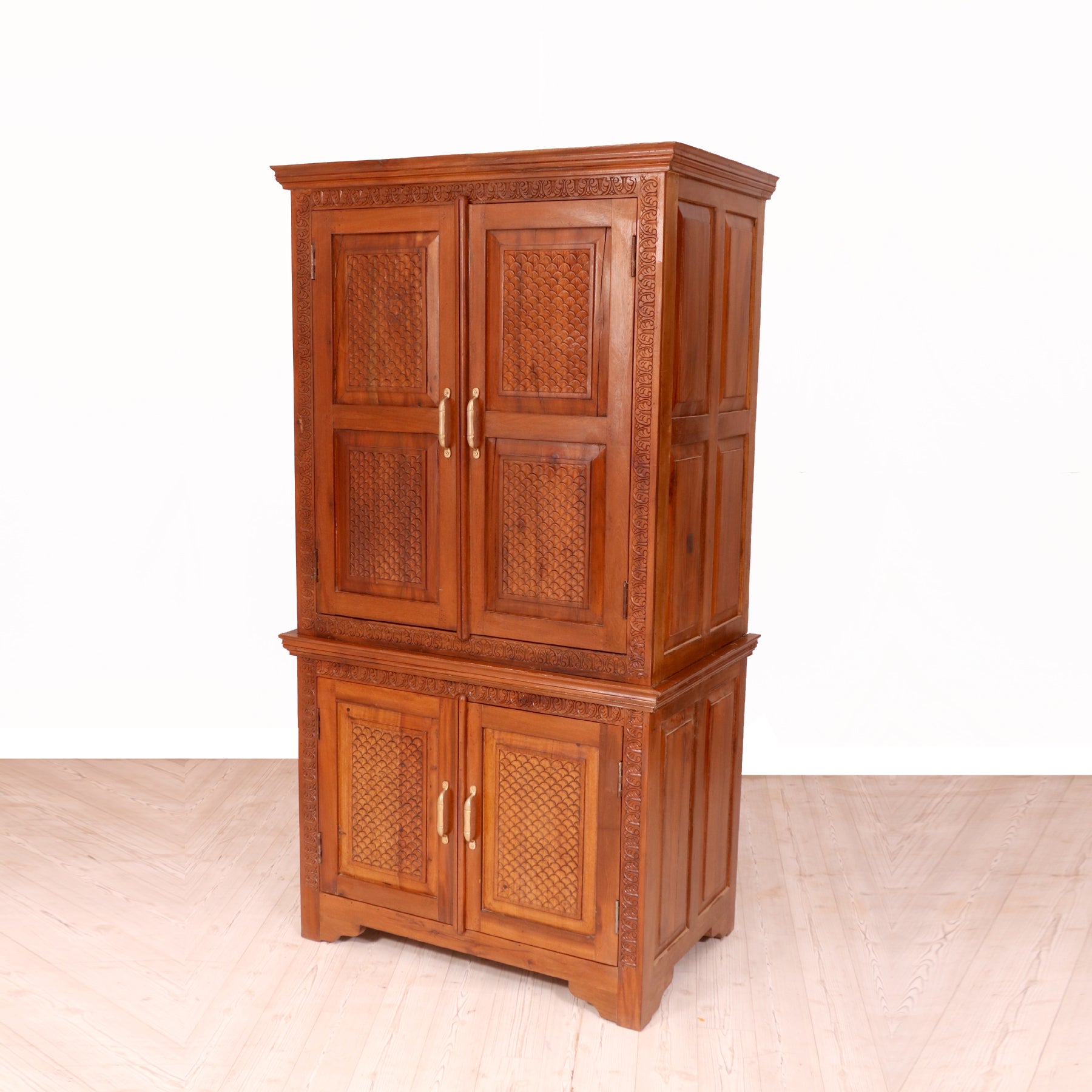 Traditional Hand-Carved Wooden Wardrobe Wardrobe